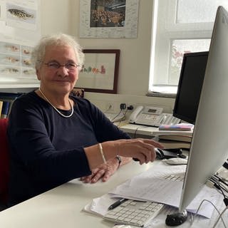 Die Wissenschaftlerin, weiße Locken, wacher Blick, in ihrem Büro am Max-Planck-institut