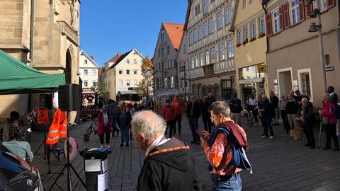 Die Teilnehmer einer Kundegbung gegen Abschiebung in Reutlingen