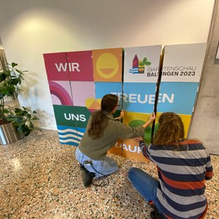 Die Dekoration für die Gartenschau Balingen im Rathaus wird vorbereitet