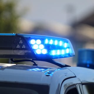 Polizeiwagen mit Blaulicht im Einsatz