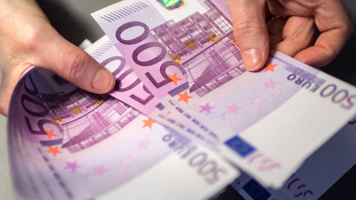 Mehrere 500 Euro-Scheine in einer Hand
