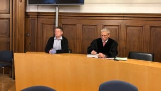 Angeklagter und Verteidiger sitzen im Gerichtssaal am Landgericht Rottweil.