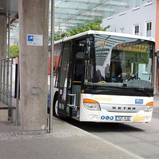 Ein Bus an einer Haltestelle. Künftig wird Busfahren in Tuttlingen einfacher und günstiger