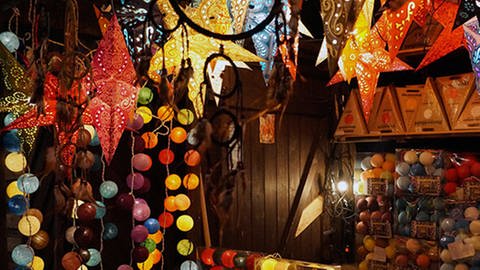 Stimmungsvoller Stand Weihnachtsbeleuchtung mit Sternen auf dem Reutlinger Weihnachtsmarkt 