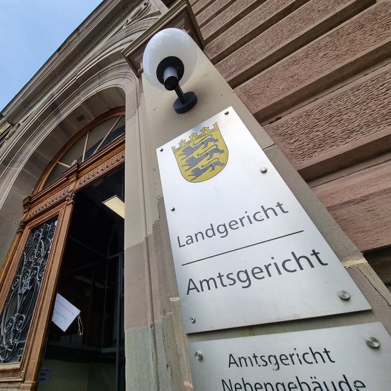 Schilder am Gebäude des Landgerichts Hechingen