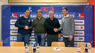Bei einer Pressekonferenz wird der neue Geschäftsführer des HBW Balingen-Weilstetten vorgestellt. Von links nach rechts, Trainer Jens Bürkle, ..., ..., neuer Geschäftsführer Felix König