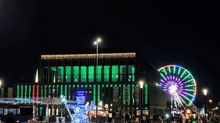 Riesenrad und Stadthalle bunt beleuchtet beim Weihnachtsmarkt Reutlingen