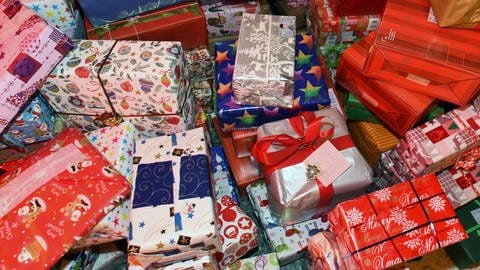 Weihnachtsgeschenke werden vom Jobcenter Reutlingen an Kinder von Hartz IV Empfängern verteilt