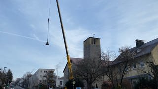Die Glocke der Kirche in Tübingen-Lustnau wurde abgehängt, um sie zurück nach Tschechien zu bringen. Von dort wurde sie einst von Nazis geklaut.