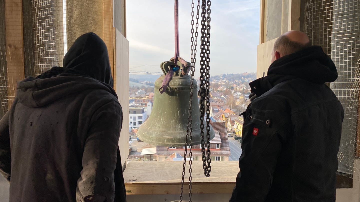 Die Glocke der Kirche in Tübingen-Lustnau wurde abgehängt, um sie zurück nach Tschechien zu bringen. Von dort wurde sie einst von Nazis geklaut.