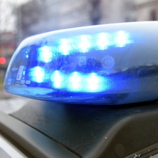 Blaulicht auf Polizeiauto. In Albstadt-Ebingen gab es am 21.12.2022 einen Schusswechsel. Ein Mann wurde verletzt.