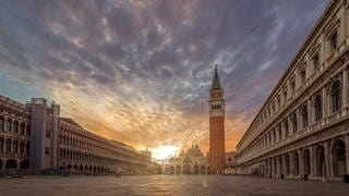 Touristenziel in der Abenddämmerung: Der Markusplatz in Venedig mit den Alten Prokuratien