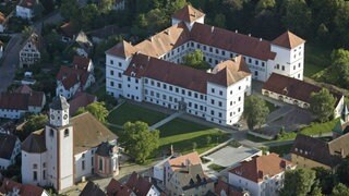 Blick aus der Luft auf Schloss und Kirche von Meßkirch im Kreis Sigmaringen