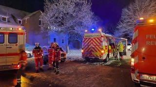 Rettungsfahrzeuge im Einsatz vor Reutlinger sozialpsychiatrischer Einrichtung