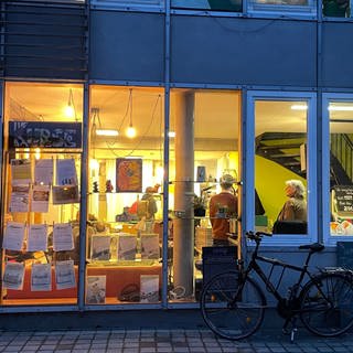 Blick von außen in das Reparaturcafé im Werkstatthaus in Tübingen