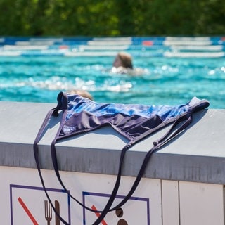 Oben ohne im Freibad in Freudenstadt