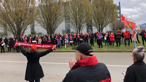 Rund 100 Beschäftigte des Logistik-Center der Mercedes Benz AG im Industriegebiet Mark West in Reutlingen nehmen an einer Kundgebung der IG Metall für mehr Lohn teil.