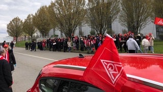 Rund 100 Beschäftigte des Logistik-Center der Mercedes Benz AG im Industriegebiet Mark West in Reutlingen nehmen an einer Kundgebung der IG Metall für mehr Lohn teil.