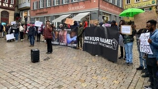 Mehrere hundert Menschen haben am Samstag in Tübingen demonstriert. Es ging um die Äußerungen von OB Palmer nach dem Tod eines jungen Gambiers.