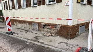 Beschädigte Fassade des einsturzgefährdeten Wohnhauses in Ratshausen