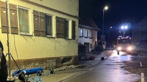 Feuerwehr beseitigt nächtliche Unfallschäden und sichert Wohnhaus in Ratshausen wegen Einsturzgefahr