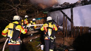 Feuerwehr löscht Brand von Holzlager und Schuppen bei Rottenburg-Oberndorf