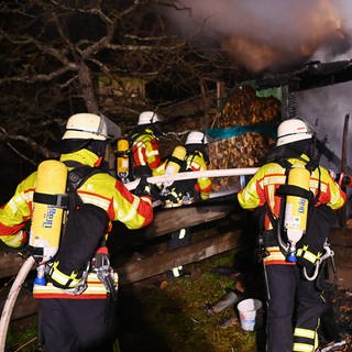 Feuerwehr löscht Brand von Holzlager und Schuppen bei Rottenburg-Oberndorf