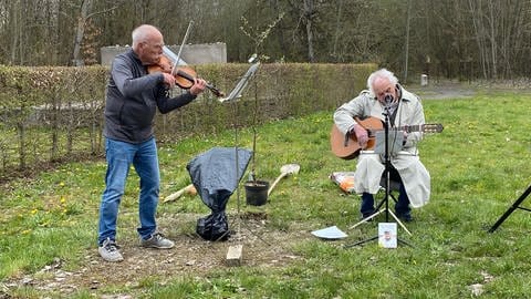 Zwei Musiker an der KZ Gedenkstätte Hailfingen-Tailfingen