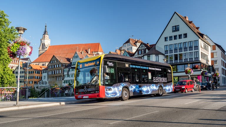 Ab 2023 sollen nach und nach 44 neue E-Busse nach Tübingen rollen. Die Universitätsstadt kommt damit im Sektor Mobilität deutlich schneller den Klimaschutzzielen 2030 näher. Das Deutschlandticket kostet dort sogar nur 39€.