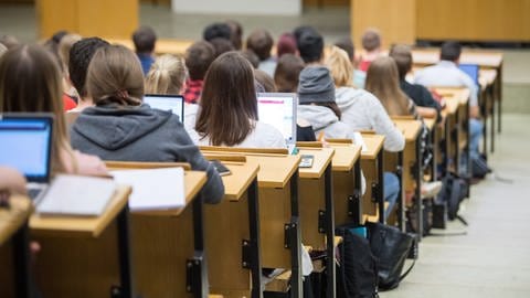 Studierende in Hörsaal in einer Vorlesung