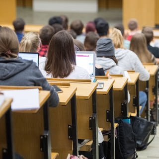 Studierende in Hörsaal in einer Vorlesung