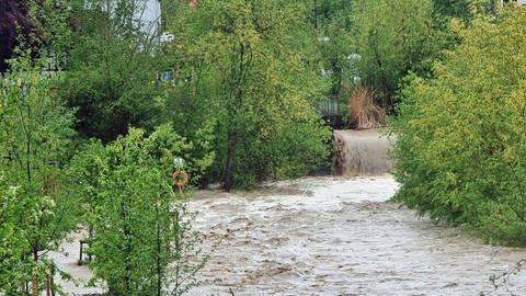 Die Eyach in Balingen ist am Sonntag (7.5.2023) nach einem Unwetter über die Ufer getreten.