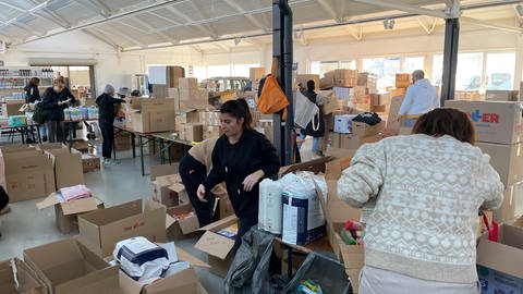 In einem Autohaus in Reutlingen werden Hilfsgüter für die Erdbeben-Opfer in der Türkei gesammelt