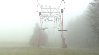 Am Skilift Seibelseckle im Nordschwarzwald gibt es Nebel aber noch keinen Schnee