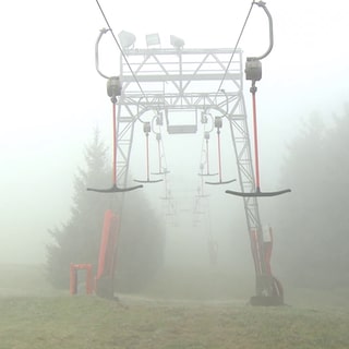 Am Skilift Seibelseckle im Nordschwarzwald gibt es Nebel aber noch keinen Schnee