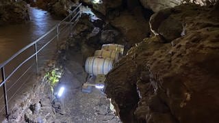 Weinfässer aus Metzingen in der Bärenhöhle in Sonnenbühl