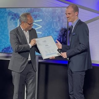 Felix Simon bekommt den Hans Bausch Mediapreis in Tübingen verliehen