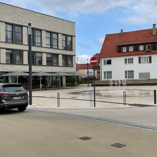 Die Sparkasse und der neue Marktplatz mit Fontänen-Brunnen in Mössingen