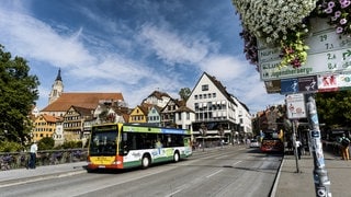 Linienbus auf der Tübinger Neckarbrücke