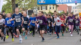 Kinder starten beim Stadtlauf in Mössingen