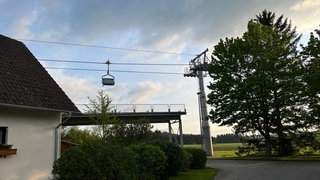 Die neue Seilbahn liegt nah an den Häusern und brummt stark