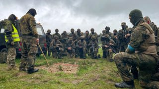 Ukrainische Soldaten werden von internationalen Ausbildern für die Räumung von Minen im Krieg in der Kampfmittelabwehrschule der Bundeswehr geschult.