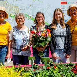 Die Veranstalterinnen der Balinger Gartenschau beglückwünschen der 100.000 Besucherin und ihre Begleiterinnen 