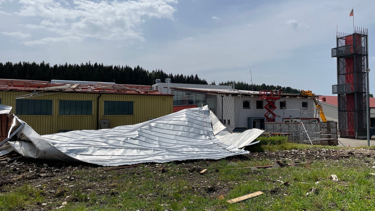 Abgedecktes Dach vom Feuerwehrhaus Böttingen im Kreis Tuttlingen