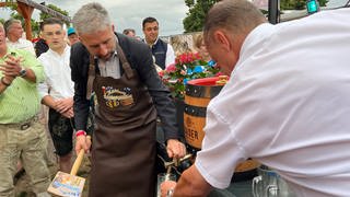 Bürgermeister Boris Palmer beim Fassanstich