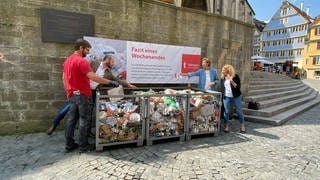 Müllsammlung von vierTagen am Holzmarkt in Tübingen.