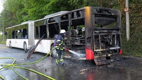 Die Feuerwehr löscht einen brennenden Bus in Tübingen