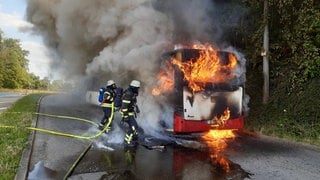 Die Feuerwehr löscht einen brennenden Bus in Tübingen