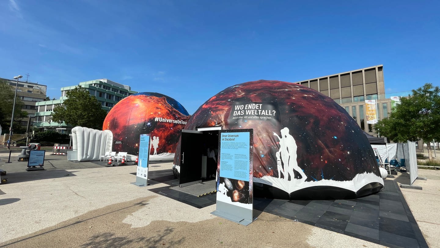 In Reutlingen steht von 12.-16.Juli ein mobiles Planetarium. Jeder darf kostenlos reinschauen und sich mit dem Universum beschäftigen.