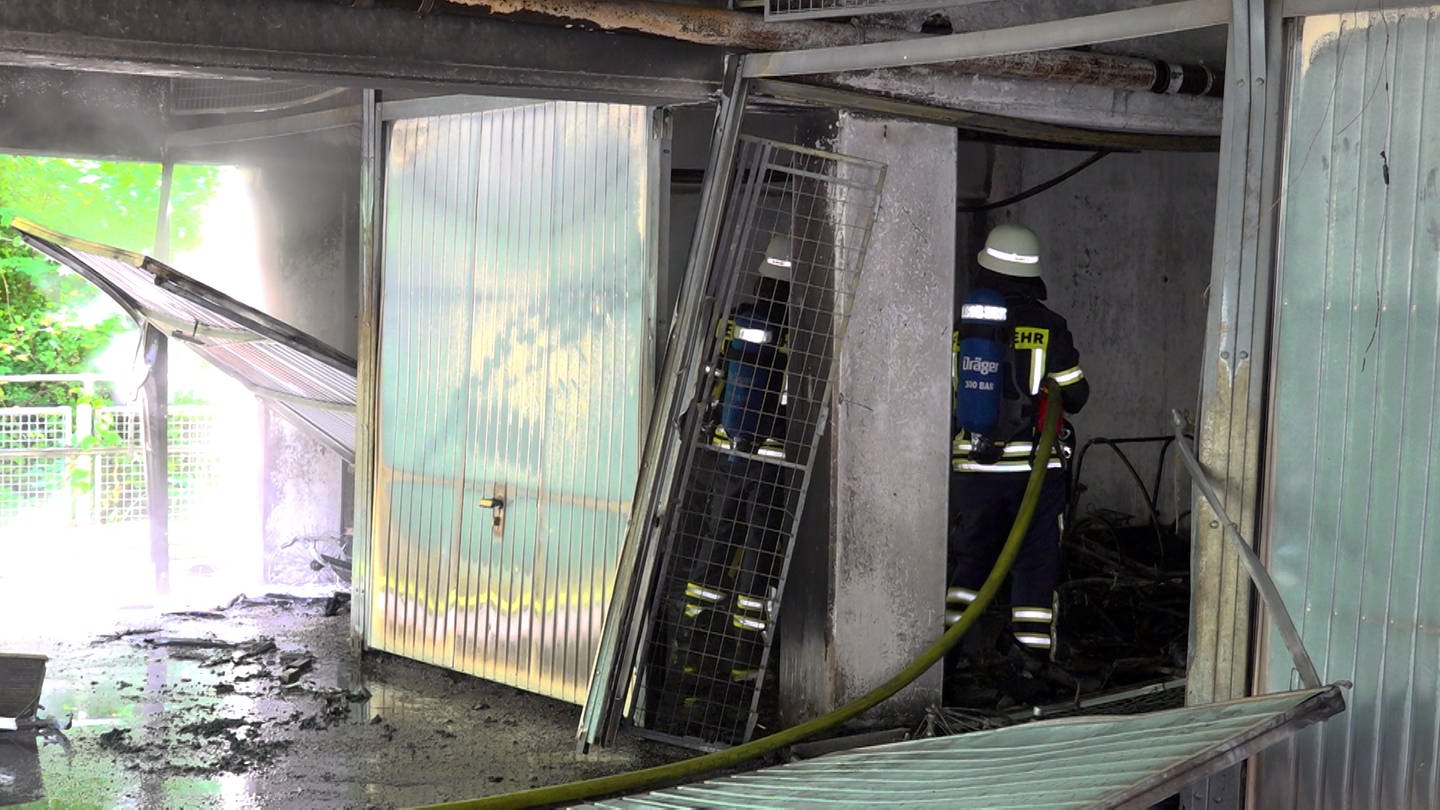 Feuerwehr bei Löscharbeiten. Kurz nach 13 Uhr kam es zu einem Brand in einer Tiefgarage am Berliner Ring in Tübingen im Ortsteil Waldhäuser-Ost. Sechst Garagenboxen standen in Vollbrand.